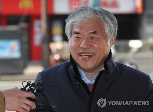 구속적부심 마치고 종로서 들어가는 전광훈(서울=연합뉴스) 박동주 기자 = 전광훈 한국기독교총연합회 대표회장 목사가 27일 오후 구속적부심을 마치고 서울 종로경찰서로 들어서고 있다. 2020.2.27 pdj6635@yna.co.kr