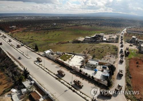 이들립으로 향하는 터키군 행렬 [AFP=연합뉴스]