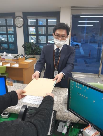 신천지 고발하는 대구시    (대구=연합뉴스) 28일 오후 대구시 관계자가 대구지방경찰청에 신천지예수교 대구교회를 상대로 고발장을 접수하고 있다. 2020.2.28 [대구시 법무담당관실 제공, 재판매 및 DB 금지] sunhyung@yna.co.kr