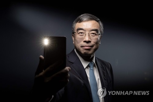 화웨이 이사회의 량화 의장이 작년 12월 16일 프랑스 파리를 방문해 포즈를 취하고 있다. [AFP=연합뉴스 자료사진]