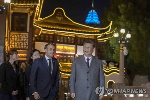 작년 11월 중국 상하이에서 회동한 에마뉘엘 마크롱 프랑스 대통령(왼쪽)과 시진핑 중국 국가주석(오른쪽) [EPA=연합뉴스 자료사진]