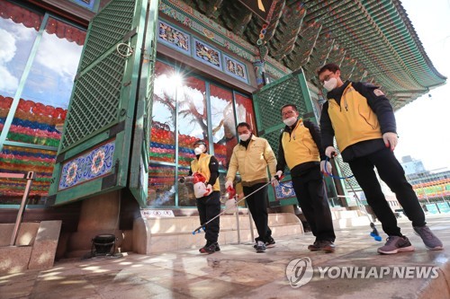 '철저방역'(서울=연합뉴스) 한종찬 기자 = 27일 서울 종로구 조계사 대웅전 앞에서 종로구 특별방역단 관계자들이 방역 작업을 하고 있다.  2020.2.27 saba@yna.co.kr
