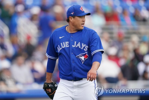 더그아웃 향하는 류현진(더니든[미국 플로리다주]=연합뉴스) 김도훈 기자 = 27일(현지시간) 미국 플로리다주 더니든 TD 볼파크에서 열린 미네소타 트윈스와 토론토 블루제이스의 시범경기. 토론토 선발 류현진이 1회초를 무실점으로 끝마친 뒤 더그아웃으로 향하고 있다. 2020.2.28 superdoo82@yna.co.kr