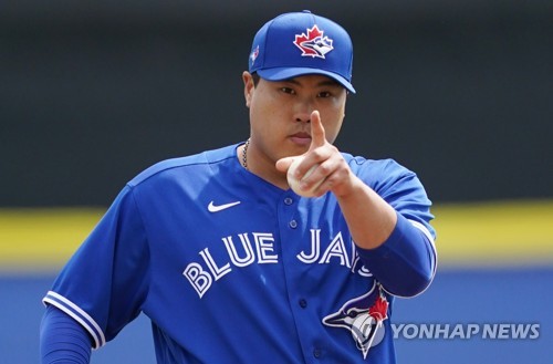 류현진 '하나 더?'(더니든[미국 플로리다주]=연합뉴스) 김도훈 기자 = 메이저리그 토론토 블루제이스의 류현진이 27일(현지시간) 미국 플로리다주 더니든 TD 볼파크에서 열린 미네소타 트윈스와의 시범경기 시작 전 연습 투구를 하다 포수 리스 맥과이어에게 손가락을 펴 보이고 있다. 2020.2.28 superdoo82@yna.co.kr