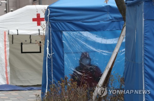 선별진료소 대기 중인 의심환자(서울=연합뉴스) 김주성 기자 = 28일 오전 서울 은평성모병원 신종 코로나바이러스 감염증(코로나19) 선별진료소 대기실에 한 의심환자가 진료 순서를 기다리고 있다.
방역당국은 은평성모병원과 관련한 코로나19 확진자가 14명에 달하자 서울 최대 집단발병 사례로 보고 조사 중이다. 2020.2.28 utzza@yna.co.kr