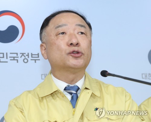 민생경제 종합대책 발표하는 홍남기 부총리(서울=연합뉴스) 정하종 기자 = 홍남기 경제부총리 겸 기획재정부 장관이 28일 서울 종로구 정부서울청사에서 코로나19 파급영향 최소화 등 민생경제 종합대책을 발표하고 있다.chc@yna.co.kr