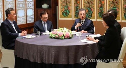 여야대표 만난 문 대통령(서울=연합뉴스) 한상균 기자 = 문재인 대통령이 28일 국회에서 '코로나19 극복을 위한 여야 정당대표와의 대화'를 하고 있다. 
    왼쪽부터 민생당 유성엽 공동대표, 더불어민주당 이해찬 대표, 문 대통령, 미래통합당 황교안 대표, 정의당 심상정 대표. 2020.2.28 xyz@yna.co.kr