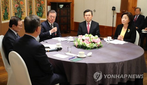 여야대표 만난 문 대통령(서울=연합뉴스) 한상균 기자 = 문재인 대통령이 28일 국회에서 '코로나19 극복을 위한 여야 정당대표와의 대화'를 하고 있다. 
    왼쪽부터 민생당 유성엽 공동대표, 더불어민주당 이해찬 대표, 문 대통령, 미래통합당 황교안 대표, 정의당 심상정 대표. xyz@yna.co.kr