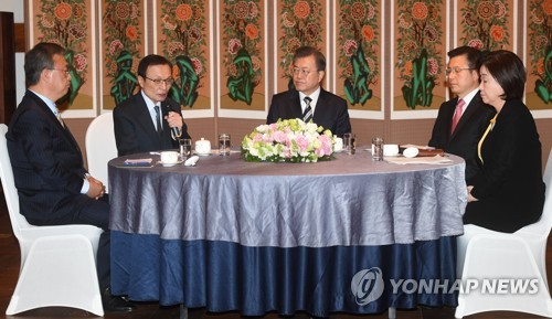 이해찬 대표 발언듣는 문 대통령(서울=연합뉴스) 한상균 기자 = 문재인 대통령이 28일 국회에서 '코로나19 극복을 위한 여야 정당대표와의 대화'에 참석한 더불어민주당 이해찬 대표의 발언을 듣고 있다. 
    왼쪽부터 민생당 유성엽 공동대표, 더불어민주당 이해찬 대표, 문 대통령, 미래통합당 황교안 대표, 정의당 심상정 대표.   xyz@yna.co.kr