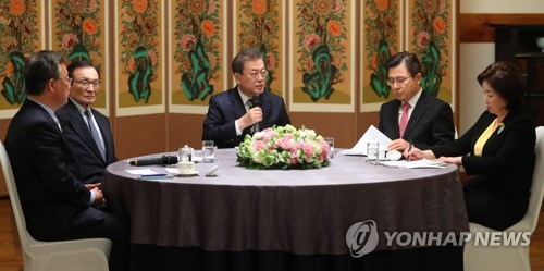 문 대통령, 여야 대표와 코로나19 논의(서울=연합뉴스) 한상균 기자 = 문재인 대통령이 28일 국회에서 코로나19 논의를 위해 여야 정당대표를 만나고 있다. 
    왼쪽부터 민생당 유성엽 공동대표, 더불어민주당 이해찬 대표, 문 대통령, 미래통합당 황교안 대표, 정의당 심상정 대표. xyz@yna.co.kr