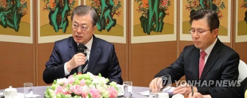 문 대통령, 국회서 여야대표 만나(서울=연합뉴스) 한상균 기자 = 문재인 대통령이 28일 국회에서 코로나19 논의를 위해 여야 정당대표를 만나고 있다. 오른쪽은 미래통합당 황교안 대표. 2020.2.28 xyz@yna.co.kr