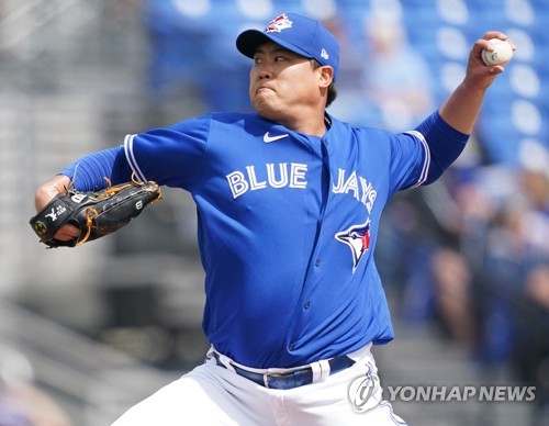 힘찬 투구 펼치는 류현진메이저리그 토론토 블루제이스의 류현진이 2월 27일(현지시간) 미국 플로리다주 더니든 TD 볼파크에서 열린 미네소타 트윈스와의 시범경기에 선발 등판해 역투하고 있다.
    이날 류현진은 2이닝 동안 솔로포를 포함해 3안타를 내주고 1실점 했으며 삼진은 2개를 잡아냈다. [연합뉴스 자료사진]