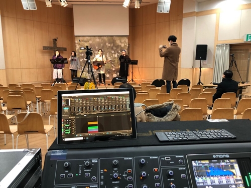 코로나 속 가정 영상예배 녹화(서울=연합뉴스) 신종 코로나바이러스 감염증(코로나 19) 확산 방지를 위해 주일 예배를 온라인 가정예배로 전환한 서울 중구 드림의교회가 영상예배 장면을 미리 녹화하고 있다. 2020.3.1 [드림의교회 제공]
(끝)