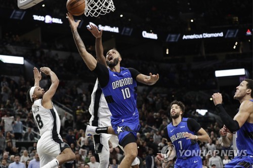 경기 종료 직전 레이업을 시도하는 올랜도의 푸르니에(10번).[AP=연합뉴스]