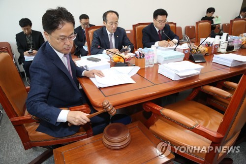 조세소위 개회 선언하는 김정우 위원장[연합뉴스 자료사진]