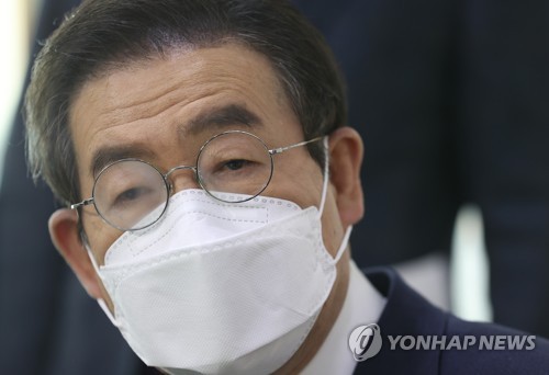 마스크 쓴 박원순 시장(서울=연합뉴스) 2월 27일 오전 서울 용산구 대한노인회 서울시연합회에서 열린 신종 코로나바이러스 감염증(코로나19) 대응 간담회에 참석한 박원순 서울시장. 2020.3.1. [연합뉴스 자료사진]