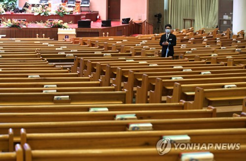 이번 주일예배는 온라인으로(서울=연합뉴스) 홍해인 기자 = 28일 오후 서울 영등포구 여의도순복음교회 대성전에서 교회 관계자가 마스크를 착용하고 있다.
여의도순복음교회는 이날 당회 및 주요 관계자들과 코로나19 확산에 따른 회의를 열고 국민과 성도의 안전을 위해 삼일절인 3월 1일과 8일에 있을 주일(일요) 예배 등 모든 예배를 온라인 예배로 대체하기로 했다. 2020.2.28 hihong@yna.co.kr