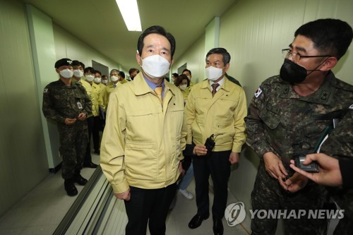 정세균 국무총리가 지난 2월 28일 오후 경북 경산시 하양읍 국군대구병원에서 장병들이 신종 코로나바이러스 감염증(코로나19) 확진자 수용을 위한 병실과 병상을 준비하는 모습을 살펴보고 있는 모습. [연합뉴스 자료사진]