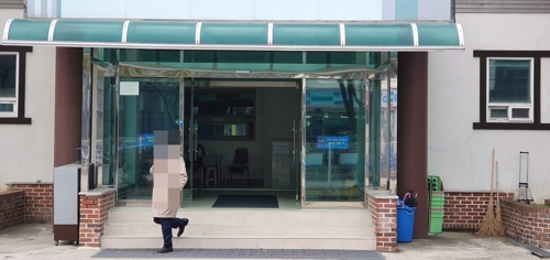 천안 확진자가 예배본 교회(천안=연합뉴스) 신종 코로나바이러스 감염증(코로나 19) 확진을 받은 천안 5번째 환자는 20일 사진 속 교회에서 수십명 신도들과 함께 예배를 본 것으로 파악됐다. 2020.3.1 (끝)