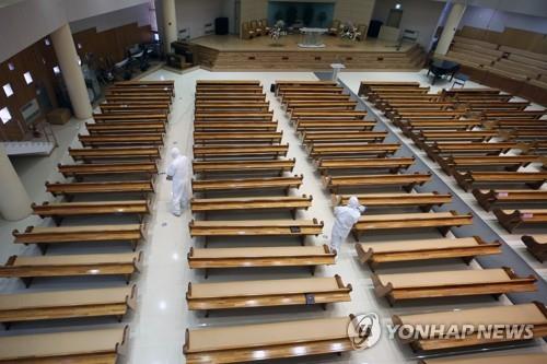 교회 방역(광주=연합뉴스) 천정인 기자 = 2일 오전 광주 남구 양림동 대한예수교장로회(합동) 양림교회(계단교회)에서 방역 당국 관계자가 방역 소독을 하고 있다.