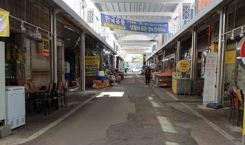 텅 빈 시장(대구=연합뉴스) 임상현 기자 = 2일 낮 대구 수성구 시지동 신매시장이 신종 코로나바이러스 감염증(코로나19) 영향으로 손님 발길이 끊겨 썰렁하다. 2020.3.2 
shlim@yna.co.kr