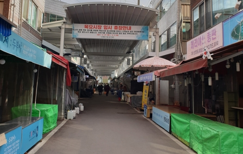 텅 빈 시장(대구=연합뉴스) 임상현 기자 = 2일 낮 대구 수성구 시지동 신매시장이 신종 코로나바이러스 감염증(코로나19) 영향으로 손님 발길이 끊겨 썰렁하다. 2020.3.2 
shlim@yna.co.kr