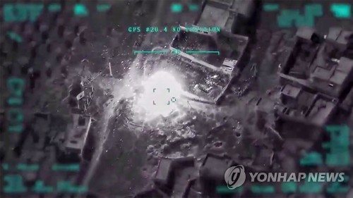 터키군이 시리아 북서부 정부군 시설에 공습을 단행하는 장면이라며 1일 공개한 위성 이미지.    [AFP=연합뉴스]