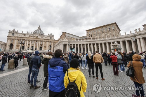 1일(현지시간) 바티칸 성베드로광장에서 열린 일요 삼종기도회에 모인 신자와 관광객들. [EPA=연합뉴스]