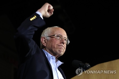 '네바다 경선 승리' 자축하는 샌더스(샌안토니오 로이터=연합뉴스) 미국 민주당 대선 경선 주자인 버니 샌더스 상원의원이 22일(현지시간) 텍사스주 샌안토니오에서 가진 선거 유세에서 지지자들과 함께 네바다 코커스(당원대회) 승리를 자축하며 주먹 쥔 손을 들어 보이고 있다. leekm@yna.co.kr