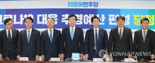 코로나19 대응 추경예산 편성 당정협의회(서울=연합뉴스) 안정원 기자 = 2일 오전 서울 여의도 국회 의원회관에서 열린 신종 코로나바이러스 감염증(코로나19) 대응 추경예산 편성 당정협의에서 이낙연 코로나19 재난안전대책위원장과 더불어민주당 이인영 원내대표, 홍남기 경제부총리 겸 기획재정부 장관 등 참석자들이 기념촬영을 하고 있다. 왼쪽부터 더불어민주당 윤관석 정책위수석부의장, 조정식 정책위의장, 홍남기, 이낙연, 이인영, 이춘석, 전해철 의원.  jeong@yna.co.kr zjin@yna.co.kr