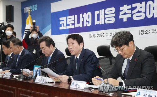 인사말하는 민주당 이인영 원내대표(서울=연합뉴스) 안정원 기자 = 2일 오전 서울 여의도 국회 의원회관에서 열린 신종 코로나바이러스 감염증(코로나19) 대응 추경예산 편성 당정협의에서 더불어민주당 이인영 원내대표가 인사말을 하고 있다. jeong@yna.co.kr