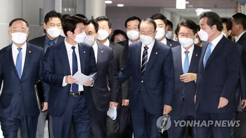 마스크 착용한 당정(서울=연합뉴스) 안정원 기자 = 2일 오전 서울 여의도 국회 의원회관에서 열린 신종 코로나바이러스 감염증(코로나19) 대응 추경예산 편성 당정 협의에서 더불어민주당 이낙연 코로나19 재난안전대책위원장과 이인영 원내대표, 홍남기 경제부총리 겸 기획재정부 장관 등이 마스크를 쓰고 회의장으로 향하고 있다. 2020.3.2 jeong@yna.co.kr