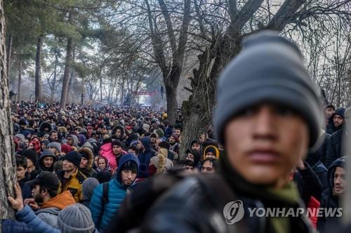 그리스 국경으로 몰려든 터키 내 난민들 [AFP=연합뉴스]