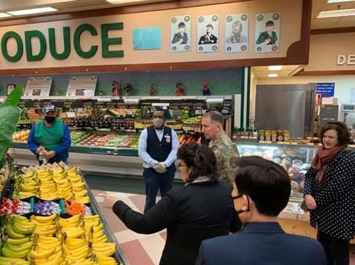 캠프워커 마트 방문한 주한미군사령관[대구 주한미군기지 페이스북 캡처]