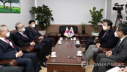 박양우 장관, 한국교회총연합 대표회장 면담(서울=연합뉴스) 박양우 문화체육관광부 장관(오른쪽 두 번째)이 3일 서울 종로구 한국기독교회관에서 김태영 한국교회총연합 대표회장을 만나 코로나19 관련 개신교계 대응 현황을 청취하고 향후 계획에 대해 논의하고 있다. 2020.3.3 
    [문화체육관광부 제공. 재판매 및 DB 금지] photo@yna.co.kr