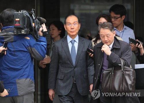 MB재판 증인 심문 마친 이학수 전 삼성그룹 부회장이학수 전 삼성그룹 부회장이 지난해 3월 27일 오후 서울 서초구 서울고등법원에서 열린 이명박 전 대통령의 항소심 속행 공판에 증인으로 출석한 뒤 법원을 나서고 있다. 이 전 부회장은 이 전 대통령이 받는 가장 무거운 혐의 중 하나인 '삼성의 다스 소송비 대납 뇌물'의 진위를 가릴 핵심 인물로 꼽힌다. [연합뉴스 자료사진]