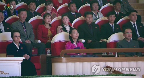 장성택 처형 6년만에 등장한 김경희, 김정은과 공연 관람(서울=연합뉴스) 1월 25일 삼지연극장에서 공연을 관람하는 김여정 북한 노동당 제1부부장.
[조선중앙TV 화면 캡처. 국내에서만 사용가능. 재배포 금지. For Use Only in the Republic of Korea. No Redistribution] nkphoto@yna.co.kr