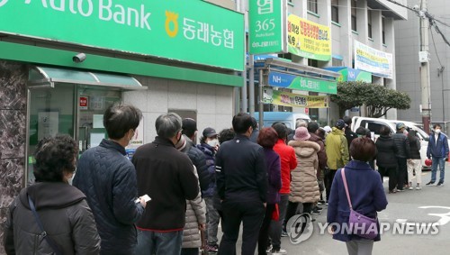 아침 번호표 오후 마스크 구입(부산=연합뉴스) 조정호 기자 = 3일 부산 동래구 농협하나로마트에서 시민이 마스크를 사기 위해 줄을 서 입장하고 있다. 이 하나로마트는 이날 오전 9시 80명에게 번호표를 나눠주고 오후 2시부터 1인당 마스크 5장을 판매했다. 2020.3.3 ccho@yna.co.kr
