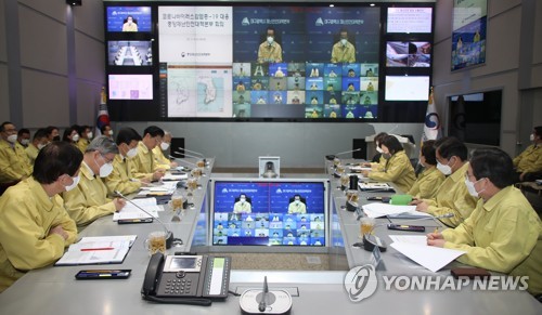 중대본회의 참석한 장관들(서울=연합뉴스) 김승두 기자 = 진영 행안부 장관(왼쪽) 등이 4일 오전 정부서울청사에서 대구시청과 영상으로 연결해 열린 확대중앙사고수습본부 회의에 참석해 정세균 국무총리의 발언을 듣고 있다. kimsdoo@yna.co.kr