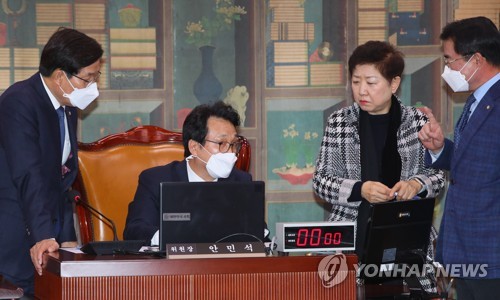 논의하는 문체위 간사들(서울=연합뉴스) 진성철 기자 = 더불어민주당 신동근 간사(왼쪽부터), 안민석 위원장, 미래통합당 박인숙, 민주통합의원모임 최경환 간사가 4일 국회 문화체육관광위원회 전체회의에서 논의하고 있다.  2020.3.4 zjin@yna.co.kr