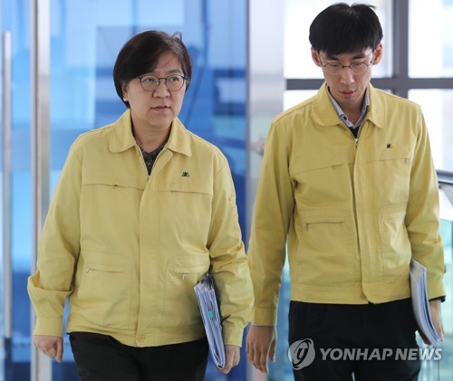 브리핑 이동하는 정은경 본부장(청주=연합뉴스) 김주형 기자 = 정은경 중앙방역대책본부장(질병관리본부장, 왼쪽)이 4일 오후 충북 청주시 질병관리본부에서 코로나19 국내 발생현황 및 확진환자 중간조사 결과 등 정례브리핑을 위해 이동하고 있다. kjhpress@yna.co.kr