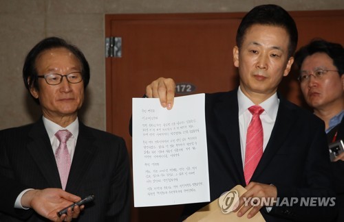 '박근혜 자필 편지' 공개하는 유영하 변호사(서울=연합뉴스) 진성철 기자 = 박근혜 전 대통령 변호인인 유영하 변호사가 4일 국회 정론관 앞에서 박 전 대통령의 자필 편지를 공개하고 있다.   2020.3.4 zjin@yna.co.kr