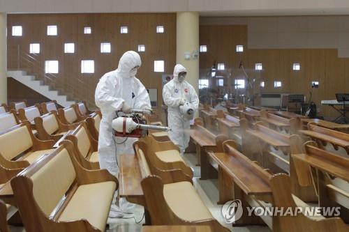 교회 방역[연합뉴스 자료사진]