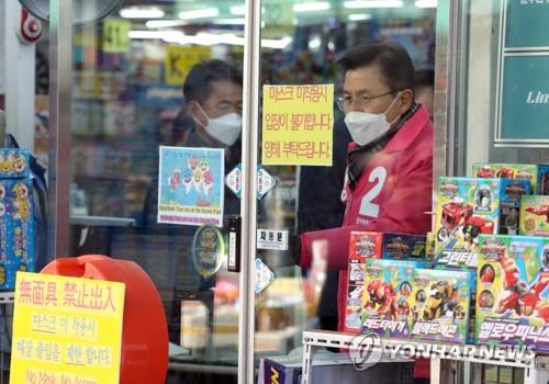 창신동 문구ㆍ완구 시장 찾은 황교안 대표
(서울=연합뉴스) 정하종 기자 = 21대 총선에서 서울 종로에서 출마하는 미래통합당 황교안 대표가 5일 오후 서울 종로구 창신동 문구ㆍ완구 시장을 찾아 인사하고 있다. 2020.3.5
chc@yna.co.kr
(끝)