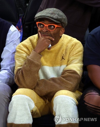 경기 관전하는 영화 감독 스파이크 리 3일(한국시간) 열린 NBA 뉴욕과 휴스턴의 경기를 관전하는 영화 감독 스파이크 리 [EPA=연합뉴스 자료사진]
