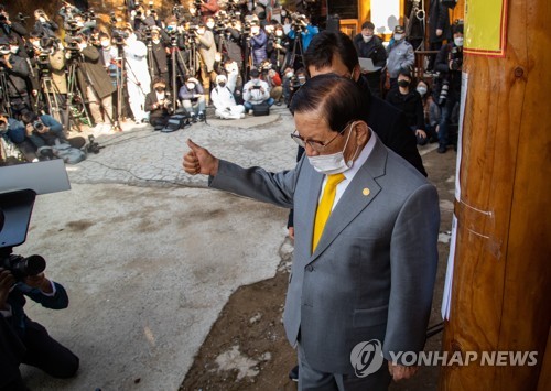 신천지 이만희 총회장, '엄지 척'(가평=연합뉴스) 김주성 기자 = 2일 경기도 가평군 신천지예수교 증거장막성전(신천지) 평화의 궁전에서 열린 기자회견에서 이만희 총회장이 퇴장하며 취재진을 향해 엄지를 치켜 세우고 있다. 2020.3.2 utzza@yna.co.kr