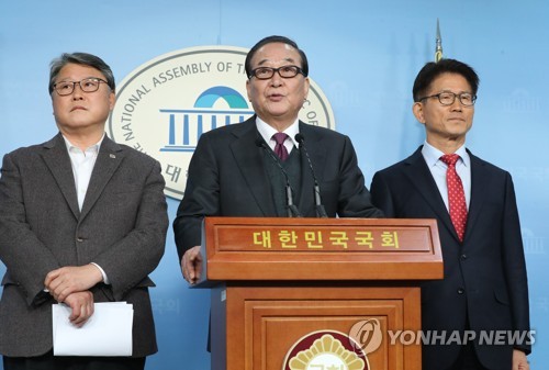 기자회견하는 자유공화당자유공화당 김문수(오른쪽), 조원진(왼쪽) 공동대표와 서청원 의원이 지난 4일 오후 국회 정론관에서 박근혜 전 대통령의 "거대 야당 중심으로 힘을 합쳐 달라"는 옥중서신과 관련 기자회견을 하고 있다. [연합뉴스 자료사진]