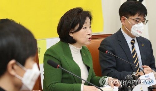 발언하는 심상정 대표(서울=연합뉴스) 하사헌 기자 = 정의당 심상정 대표가 5일 오전 서울 여의도 국회에서 열린 상무위원회에서 발언하고 있다.  toadboy@yna.co.kr