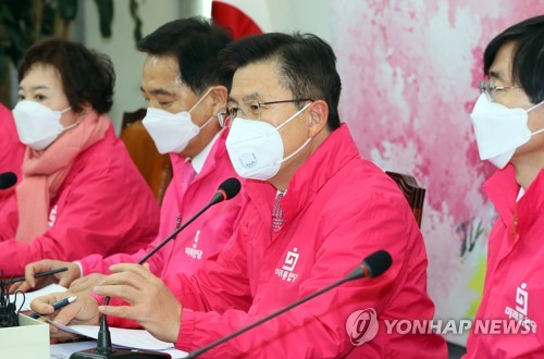 발언하는 황교안 대표(서울=연합뉴스) 진성철 기자 = 미래통합당 황교안 대표(오른쪽 두번째)가 5일 국회에서 열린 최고위원회의에서 발언하고 있다.  zjin@yna.co.kr