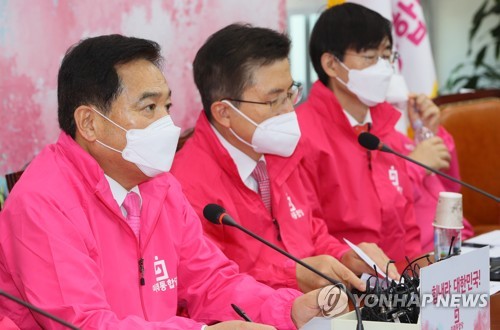 발언하는 심재철 원내대표(서울=연합뉴스) 진성철 기자 = 미래통합당 심재철 원내대표(왼쪽)가 5일 국회에서 열린 최고위원회의에서 발언하고 있다.  zjin@yna.co.kr